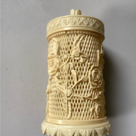 Vintage: Faux Ivory Rose & Lattice Holder ~ Cocktail Forks. - Picture 3 of 12